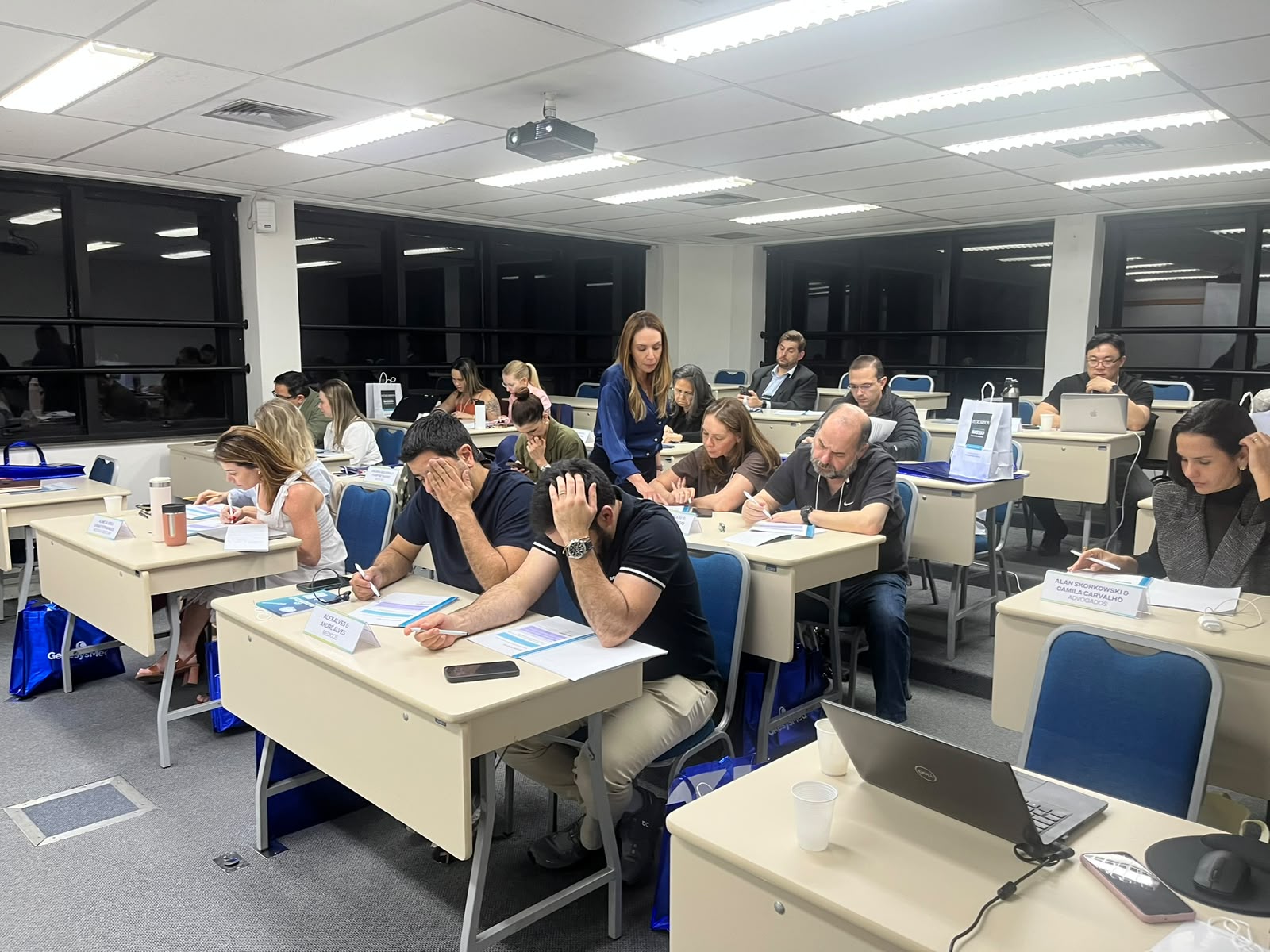 Fernanda Costacurta orientando participantes durante uma atividade prática presencial